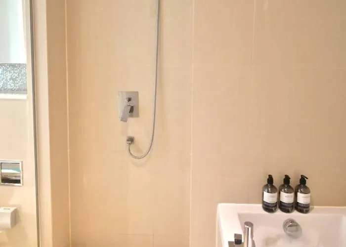 5min Metro | Kingbed | Kitchen Full | Netflix Wifi アパート