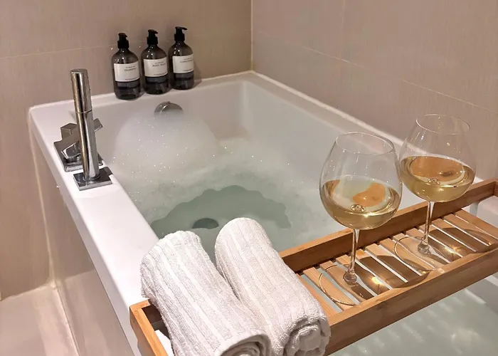 5min Metro | Kingbed | Kitchen Full | Netflix Wifi アパート *